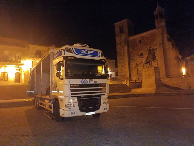 vista lateral camión azul por la noche